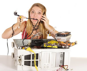 Überraschte Frau vor defektem Computer