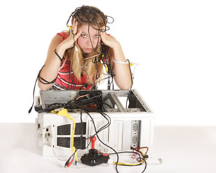verzweifelte Frau vor defektem Computer